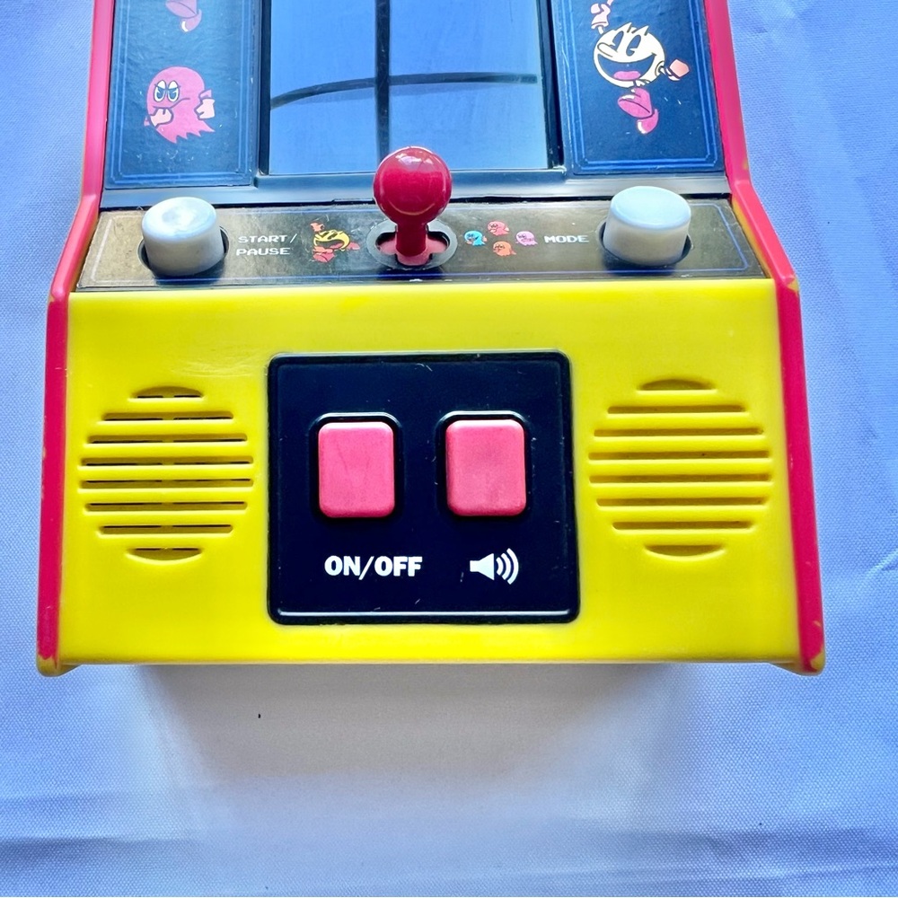 PAC-Man Retro Mini Handheld Arcade Game - Electronic Toy Game Bandai Namco - Picture 6 of 8